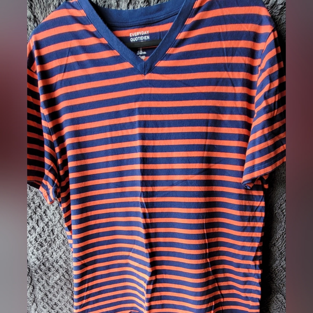 GAP Vneck casual T in XL